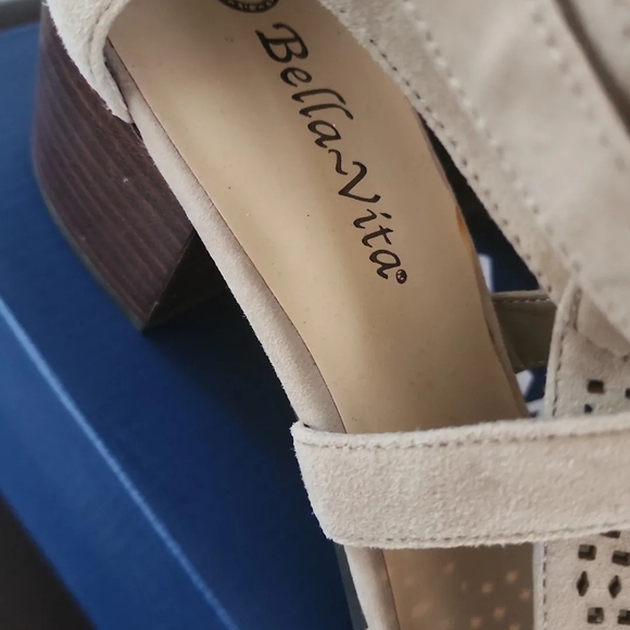 Nordstrom's BellaVita Tan Perforated Sandals Size 11. - Picture 2 of 3